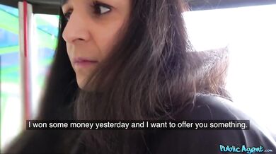 Vystriekal som sa jej hlboko do kundy a nechal to z nej pomaly tiecť