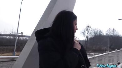 Vystriekal som sa jej hlboko do kundy a nechal to z nej pomaly tiecť