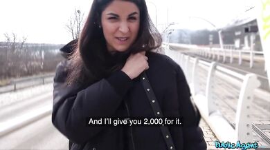 Vystriekal som sa jej hlboko do kundy a nechal to z nej pomaly tiecť