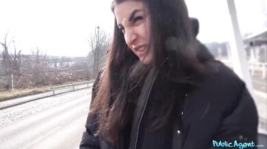 Vystriekal som sa jej hlboko do kundy a nechal to z nej pomaly tiecť