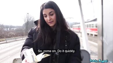 Vystriekal som sa jej hlboko do kundy a nechal to z nej pomaly tiecť