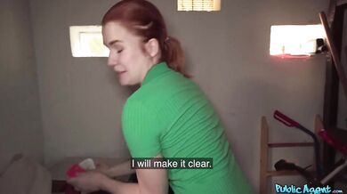 Nadržaná ryšavá študentka si to nechala naložiť bez gumy priamo na intráku