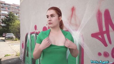 Nadržaná ryšavá študentka si to nechala naložiť bez gumy priamo na intráku