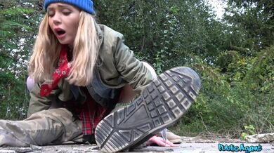 Poriadne mrdanie pri ceste, keď pomoc pri hľadaní šteniatka skončila jebáním do kundy