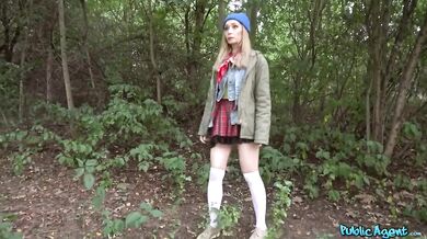 Poriadne mrdanie pri ceste, keď pomoc pri hľadaní šteniatka skončila jebáním do kundy