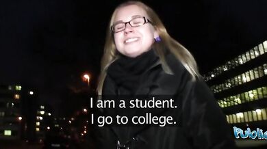 Mrdanie študentky zakončené creampieom