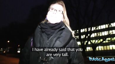 Mrdanie študentky zakončené creampieom