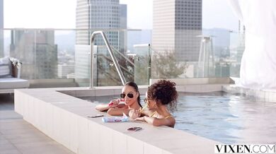 Alexis a rozpálená Scarlit sa spoločne vrhli na jeden penis