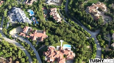 Theodora Day preskúmala svoju riť a nechala si do nej narvať priateľov penis