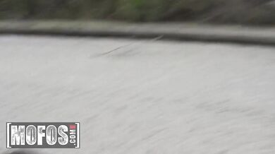 Penelope Cross poďakovala za peňaženku tým, že si nechala verejne vyprcať kundu