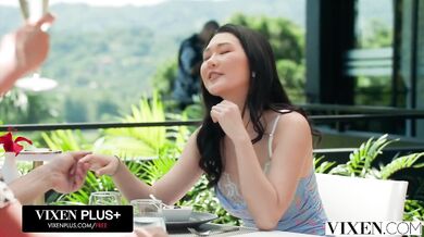 Ashley a rozpálená Joanna sa predháňajú, ktorá si nechá viac vyprcať kundu