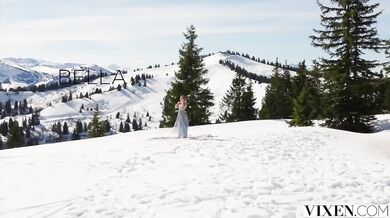 Meagan a rozpálená Sarah sa spoločne vrhli na jeden klacek v parádnej trojke
