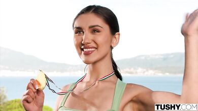 Roztiahla riť a nechala sa ojebať hrubým penisom