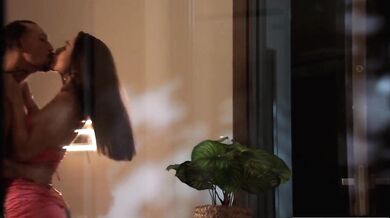 Roztiahla riť a nechala sa ojebať hrubým penisom