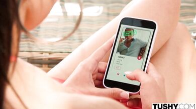 Roztiahla riť a nechala sa ojebať hrubým penisom