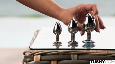 Roztiahla riť a nechala sa ojebať hrubým penisom