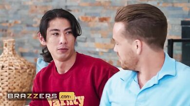 Azijská dračica nechala dvoch borcov súperiť o to, kto jej lepšie ojebie kundu