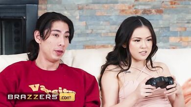 Azijská dračica nechala dvoch borcov súperiť o to, kto jej lepšie ojebie kundu