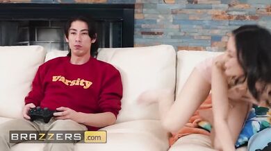 Azijská dračica nechala dvoch borcov súperiť o to, kto jej lepšie ojebie kundu