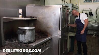 Dvojka z kuchyne roztiahla nohy a nechala sa poriadne ojebať