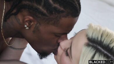 á Lexi Lore roztiahla nohy a nechala si brutálne vyprcať kundu veľkým černochom