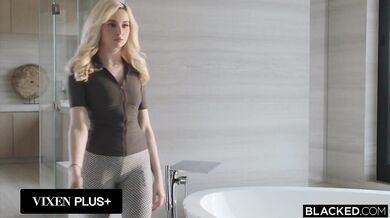 á Lexi Lore roztiahla nohy a nechala si brutálne vyprcať kundu veľkým černochom