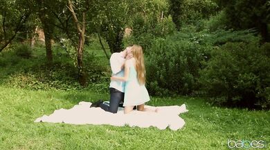 Mladá amatérka roztiahla nohy priamo v lese