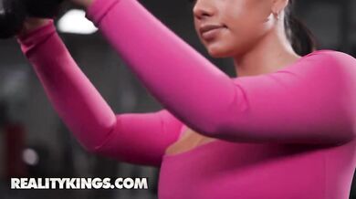 Sexy fitneska vyfasovala nálož mrdky po hlbokom mrdaní v šatni