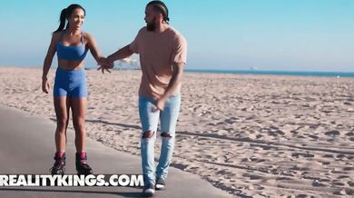 Slastná jazda v obývačke, kde táto dračica dychtivo vyfajčila hrdlo až k zaduseniu