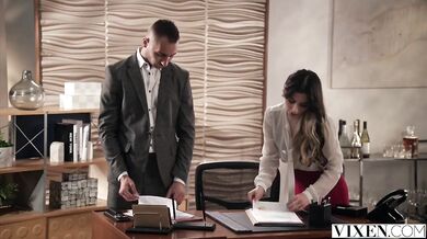 Bella roztiahla nohy pod šírym nebom a nechala si poriadne vyprcať kundu