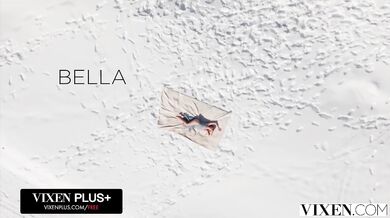 Bella roztiahla nohy pod šírym nebom a nechala si poriadne vyprcať kundu