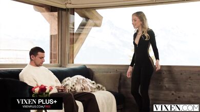 Bella roztiahla nohy pod šírym nebom a nechala si poriadne vyprcať kundu