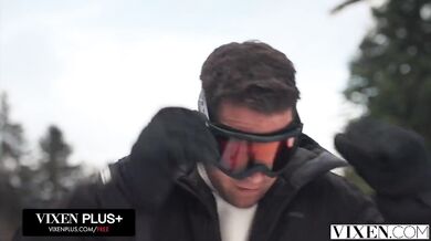 Bella roztiahla nohy pod šírym nebom a nechala si poriadne vyprcať kundu