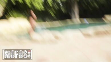 Dania Vega dala Charlesovi hlboké hrdlo a potom si nechala vonku vyprcať kundu