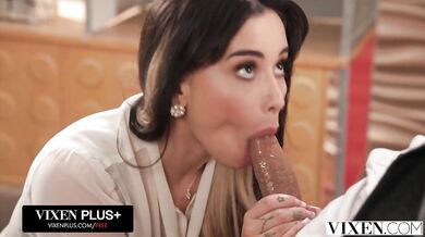 Aria Lee si v šéfovom dome poriadne podala kolegu a jeho hrubý klacek