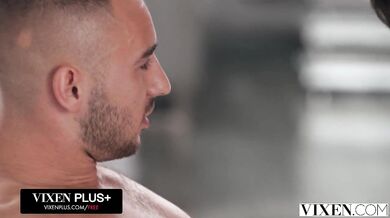 Aria Lee si v šéfovom dome poriadne podala kolegu a jeho hrubý klacek