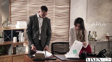 Aria Lee si v šéfovom dome poriadne podala kolegu a jeho hrubý klacek