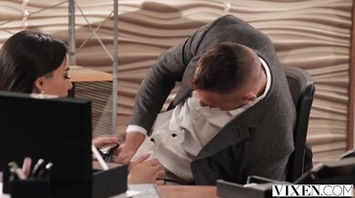 Aria Lee si v šéfovom dome poriadne podala kolegu a jeho hrubý klacek