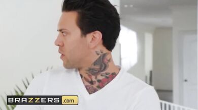 Nadržaný masér hlboko ojebal tlstú riť Lely Star