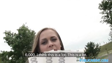 Prťavá Ruska s veľkým dekoltom sa nechala vyprcať za hotovosť