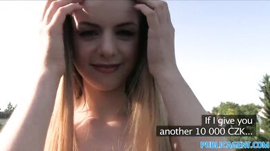 Tieto obrie prírodné prsia poriadne ohobľovali na verejnom mieste