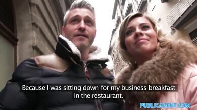 Neverná manželka s krátkym zostrihom vyprcala cudzieho chlapa za prachy