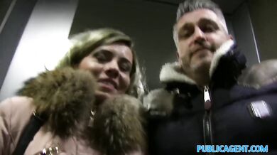 Neverná manželka s krátkym zostrihom vyprcala cudzieho chlapa za prachy