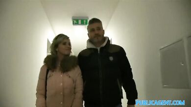 Neverná manželka s krátkym zostrihom vyprcala cudzieho chlapa za prachy