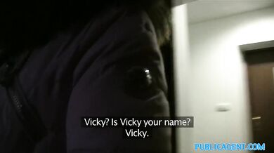 Neverná manželka s krátkym zostrihom vyprcala cudzieho chlapa za prachy