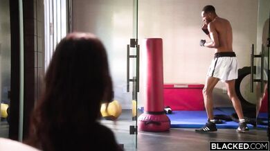 Violet Myers brutálne vyprcal gang ôsmich černochov