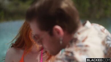 Violet Myers brutálne vyprcal gang ôsmich černochov