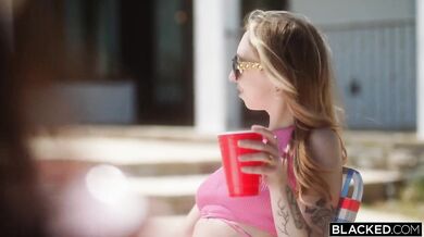 Violet Myers brutálne vyprcal gang ôsmich černochov