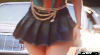 Violet Myers brutálne vyprcal gang ôsmich černochov