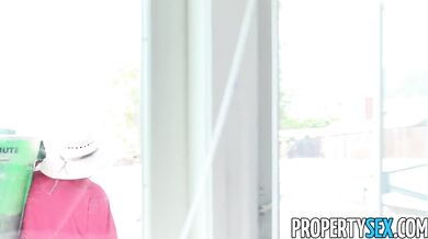 Sexy realitná agentka pri prehliadke domu obslúžila klienta